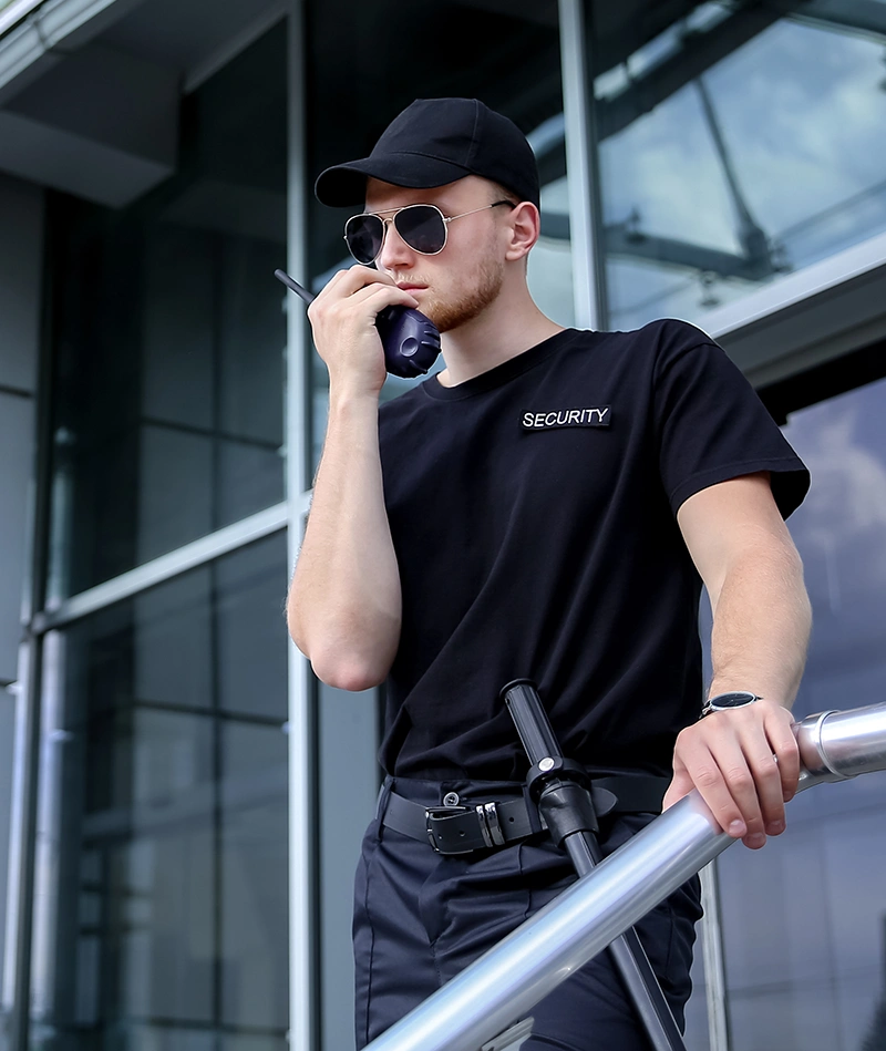 Sicherheitsmitarbeiter beim Objektschutz vor einem Geschäftsgebäude